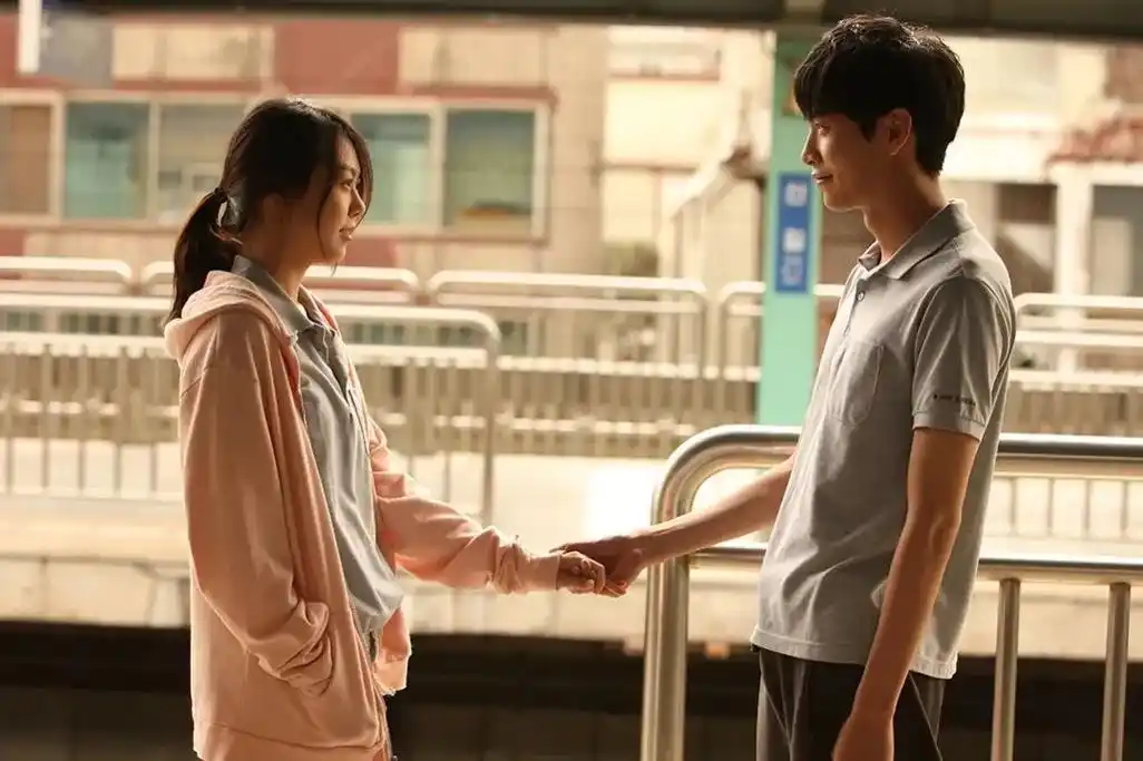 不找真人谈恋爱,年轻人沉迷于"虚拟恋人"你怎么看?