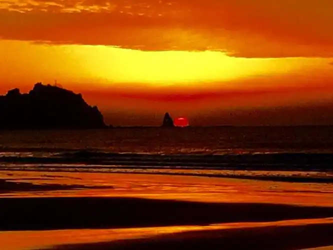 日出东方 〖青岛崂山石老人海水浴场21日晨曦〗(水竹轩拍摄)