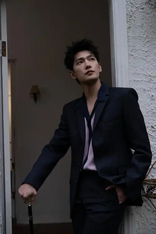 谁懂杨洋拿手杖的含金量##杨洋西装手杖造型
