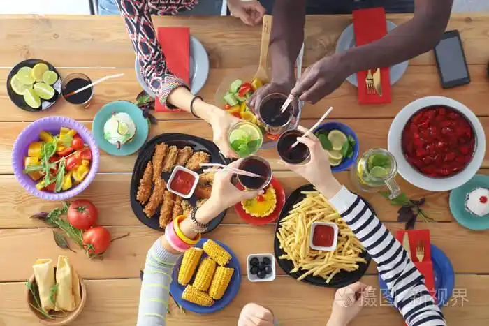 照片 顶视图的一群人在一起时坐在木桌吃饭.在桌子上的食物.