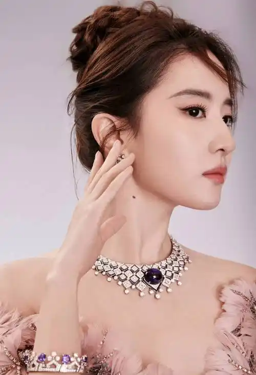 刘亦菲珠宝晚宴惊艳全场,美丽侧颜如同孔雀开屏!