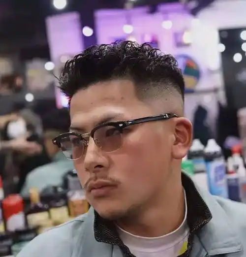 男人过了40岁就别再留这三种发型,幼稚装美没气质,这样剪才帅气_时尚