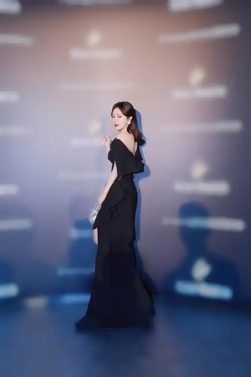 秦岚惊艳亮相品牌晚宴黑色礼服添浪漫神秘色彩