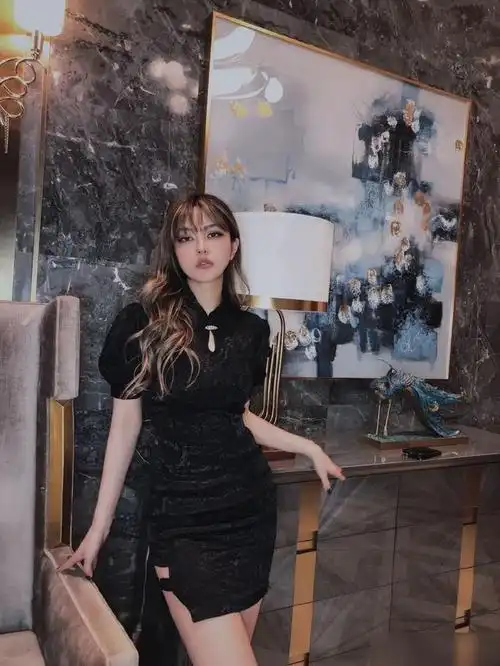 周扬青晒旗袍美照,短款高开叉秀曲线,身材太让人羡慕