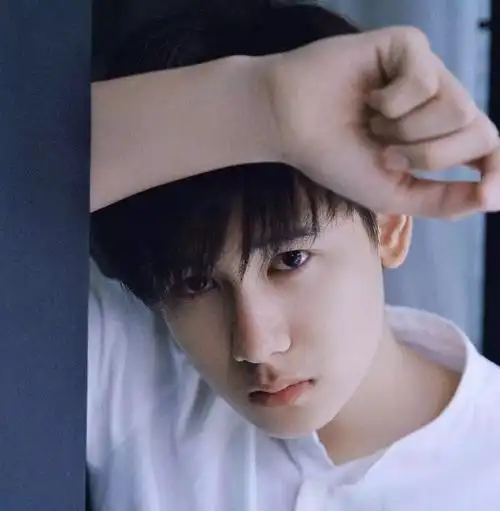 易烊千玺的00后小鲜肉室友公布恋情,我只注意到女友眼睛整得很成功