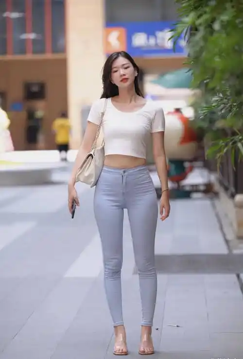 款式简约的紧身牛仔裤,穿在美女的身上,却能展现出令人惊艳的美_身材