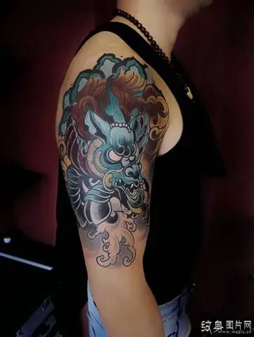 霸气男性半臂纹身图案体现内心狂野气息