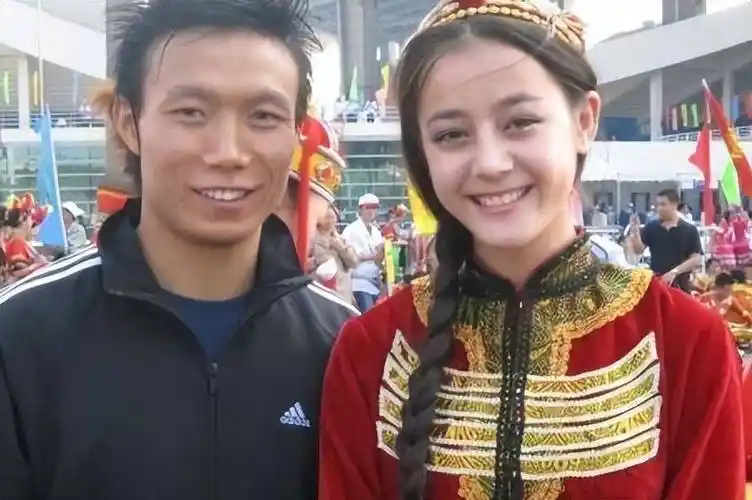 同样是新疆美人,迪丽热巴是怎样把古力娜扎"甩远"的?_因为_父亲_父母