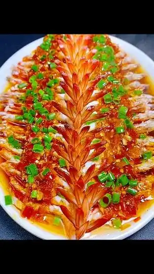 步骤:1,新鲜金针菇,先切去根部,然后掰散洗净,摆在盘中,2,新鲜的大虾