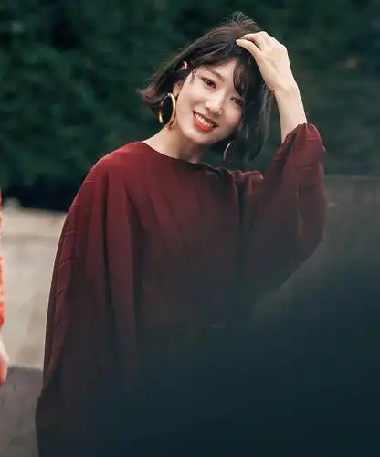 朴信惠这个发型和这套look好适合她