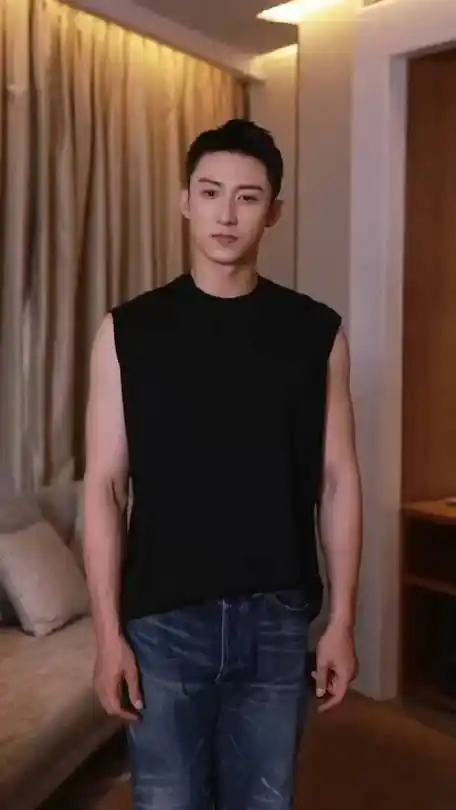 每次看到黄景瑜穿无袖我都一整个嘶哈住,手臂肌肉线条真的好绝!