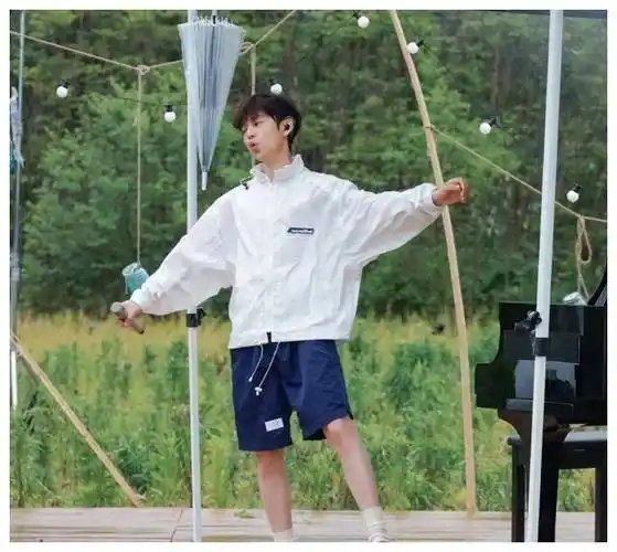 50岁何炅赢了赤露手臂线条平坦无赘肉仿佛魔法成真