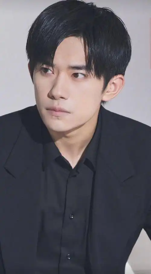 看一下易上捷的公司关系,可以清楚的看到易上捷和易烊千玺共同持有