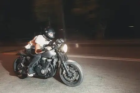 骑车人晚上在高速公路上骑摩托车.速度照片