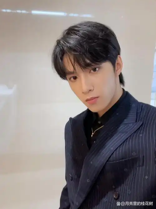 刘耀文分享角落选手,条纹西装太显个性了!吻文真帅