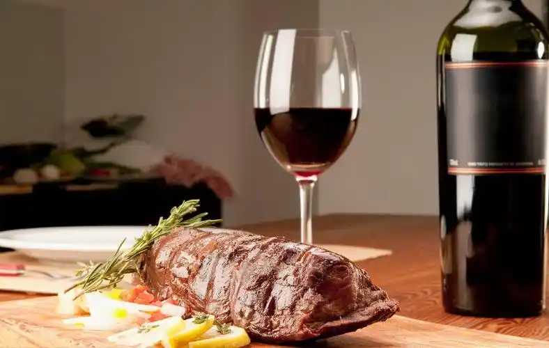 牛排配红酒更加的浪漫