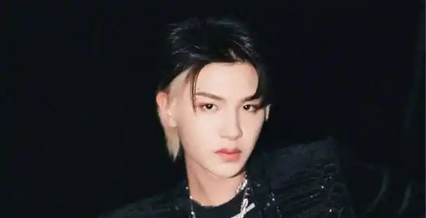 原创原创明天见是黄明昊驾豪车约两位美女外出游玩不受风波影响