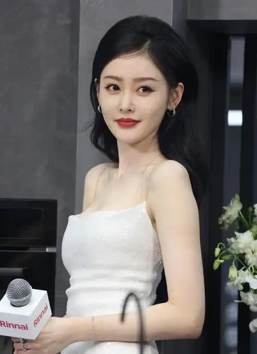 又被张天爱惊艳了葫芦身材前凸后翘后背露出一块白到发光