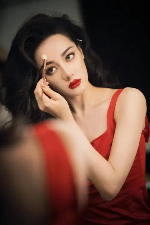 迪丽热巴新年氛围感花絮图##迪丽热巴最新花絮图