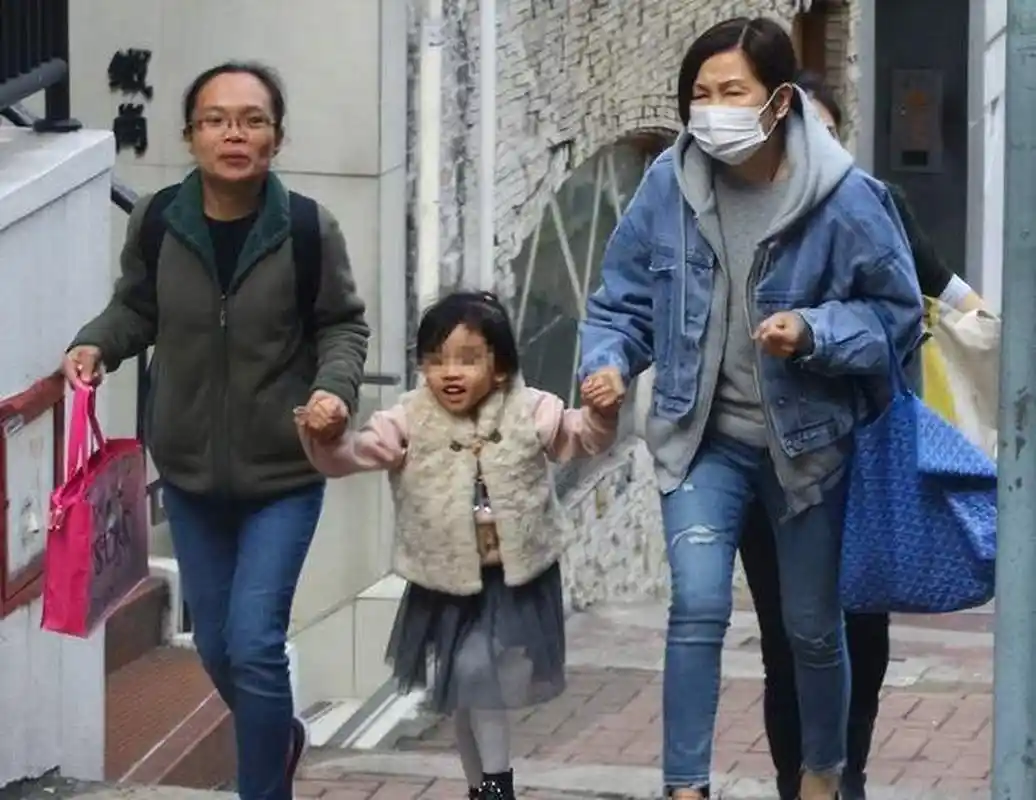 小糯米今年刚过9岁生日,外貌出众,被认为遗传了妈妈杨幂的神颜.