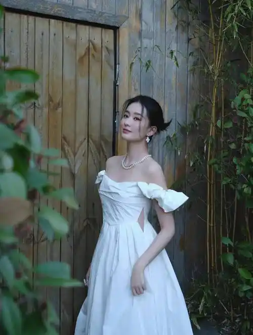 乔欣纯白纸巾婚纱照优雅高贵,迷人迷人_白色_连衣裙_一身