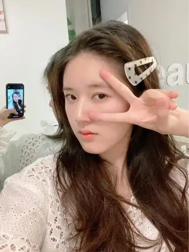 赵露思不好好穿衣服,非要将外套塞进裤子,这发际线形状认真的?