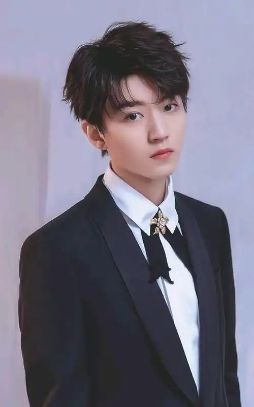 王俊凯返京现惊喜,引领时尚新潮流,鞠婧祎也和他是同款