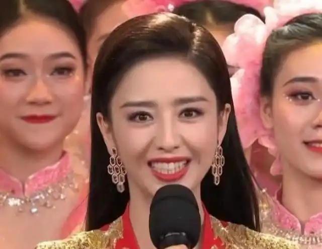 佟丽娅春晚主持首秀太惊艳,侧台比心迷倒一片.网友:这颜值,服气了!