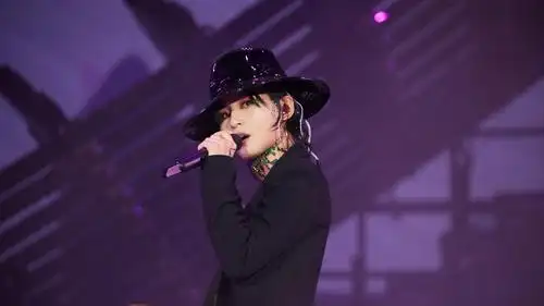 周笔畅高台开唱大秀蝴蝶骨 身穿半透明红裙破巡演造型尺度