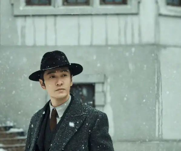 曝黄晓明出演谍战剧潜渊携手小12岁的她上演战火下的依偎