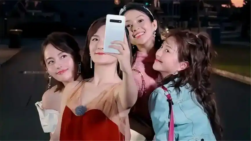 谢娜章子怡国外逛夜市,引无数老外注目,明星气场属实强大!