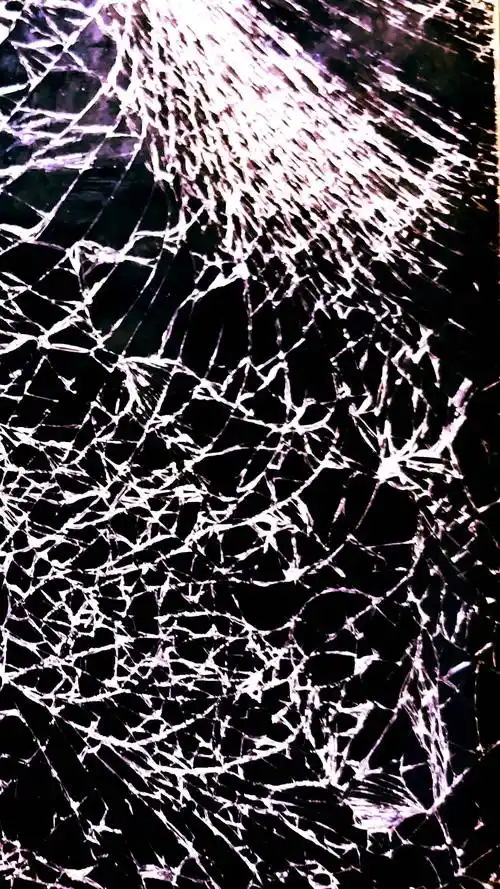 二,要一种破碎的手机壁纸,看起来像手机屏幕碎了一样用锤子在屏幕上敲