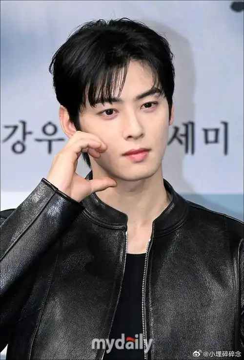 车银优黑色皮衣