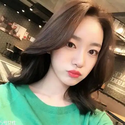 头发太多就不好打理,我们都知道一款适合自己的发型很重要,发量多不好