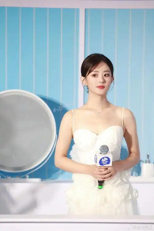 赵丽颖今日北京线下活动造型,一袭吊带抹胸白裙,腰间都是白月流光般的
