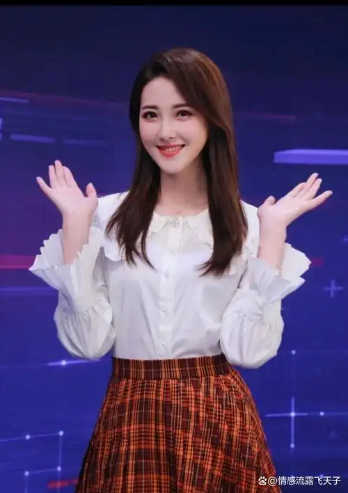 华表奖女主持人李丹,真是太漂亮了,模特身材,肤白貌美大长腿