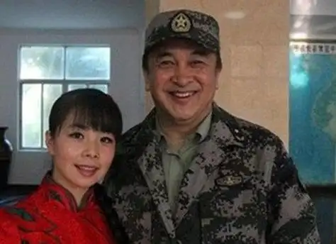 32岁王二妮近照: 送丈夫豪车农村父母几套房, 如今还做了大官