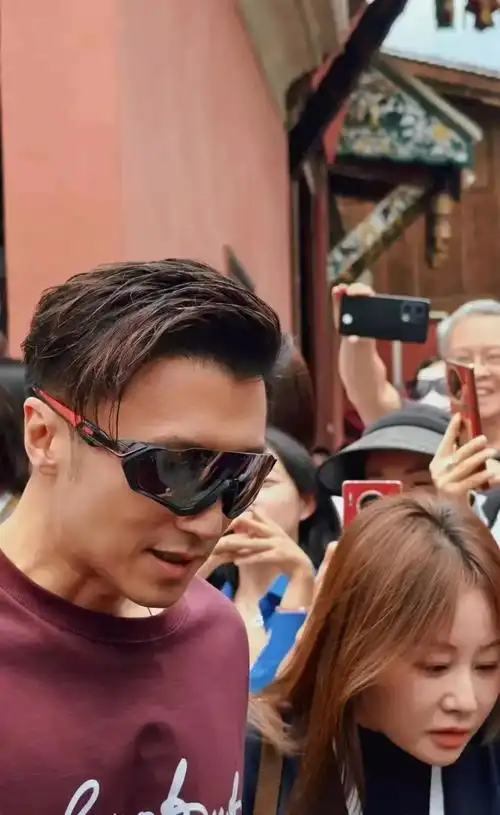 谢霆锋现身泸定穿搭时尚又帅气,惹诸多人围观,丁真与他再次同框