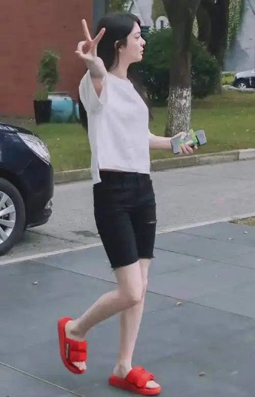 原创傅菁穿的例假拖鞋火了看着丑穿着美时髦不说还贼舒服