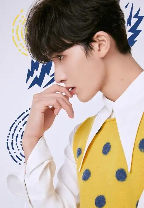 朱正廷全新造型!复古时髦的造型加上海绵宝宝配色,帅气不失可爱