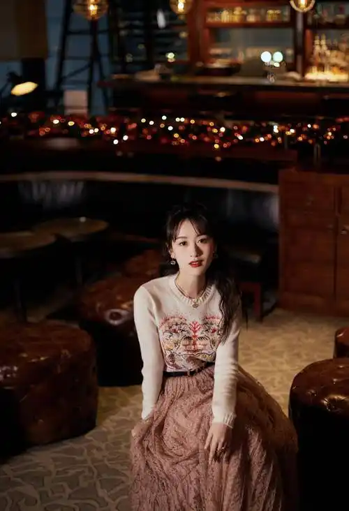 袁冰妍跨年造型灯泡亮眼,黑色亮片裙分段透视,轻熟风好俏丽_灯光_时尚