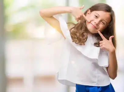 黑发西班牙女孩微笑自信,用手指,牙齿和嘴巴展示和指点. 健康概念.