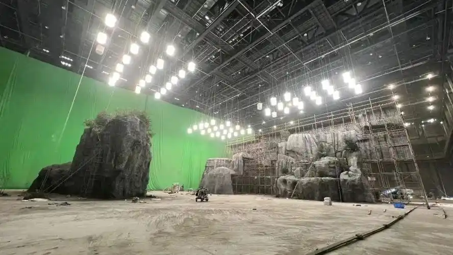 电影你是我的英雄转场到成都影视城视界一号摄影大棚拍摄