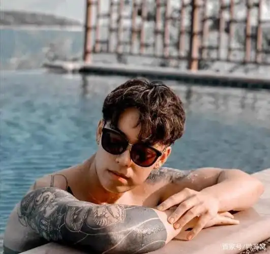 身材好,颜值高,港风范十足的帅气纹身小哥哥,浑身展发男人魅力