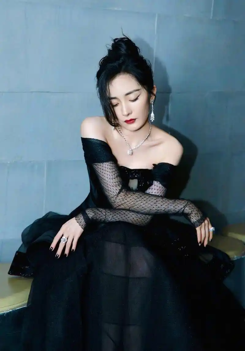 杨幂 的造型太美了,一袭raisa vanessa 2021秋冬一字肩黑纱细闪礼服裙