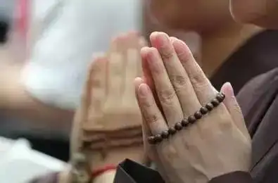 双手抬起,示赤手空掌,即无争斗之意.