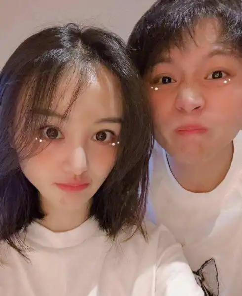 郑爽男友回应"软饭男"争议,声称问心无愧