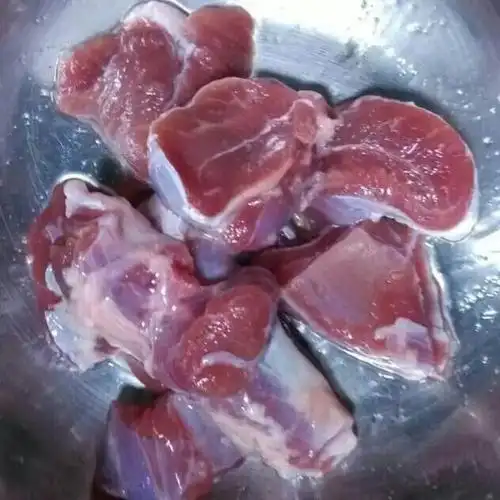 党参: 一条, 姜片: 6片, 羊胎盘: 一个, 猪肉: 300g 步骤 1猪肉洗净