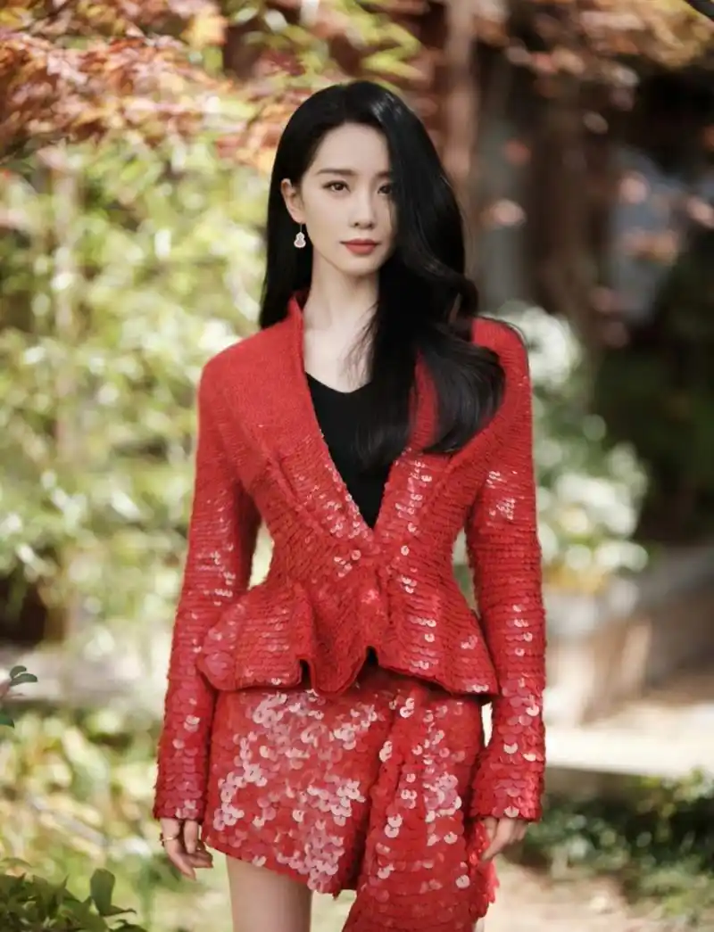 窈窕淑女,秀丽端庄的性感女神#刘诗诗# 一袭红色小西服穿搭,甜美清纯