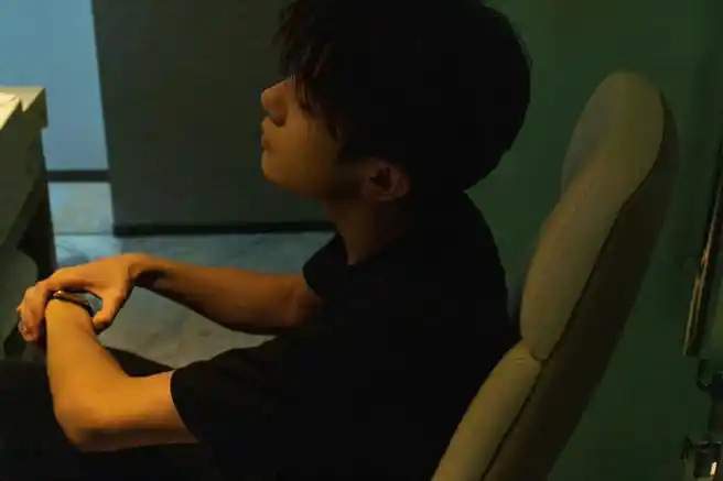 易烊千玺闭眼侧颜